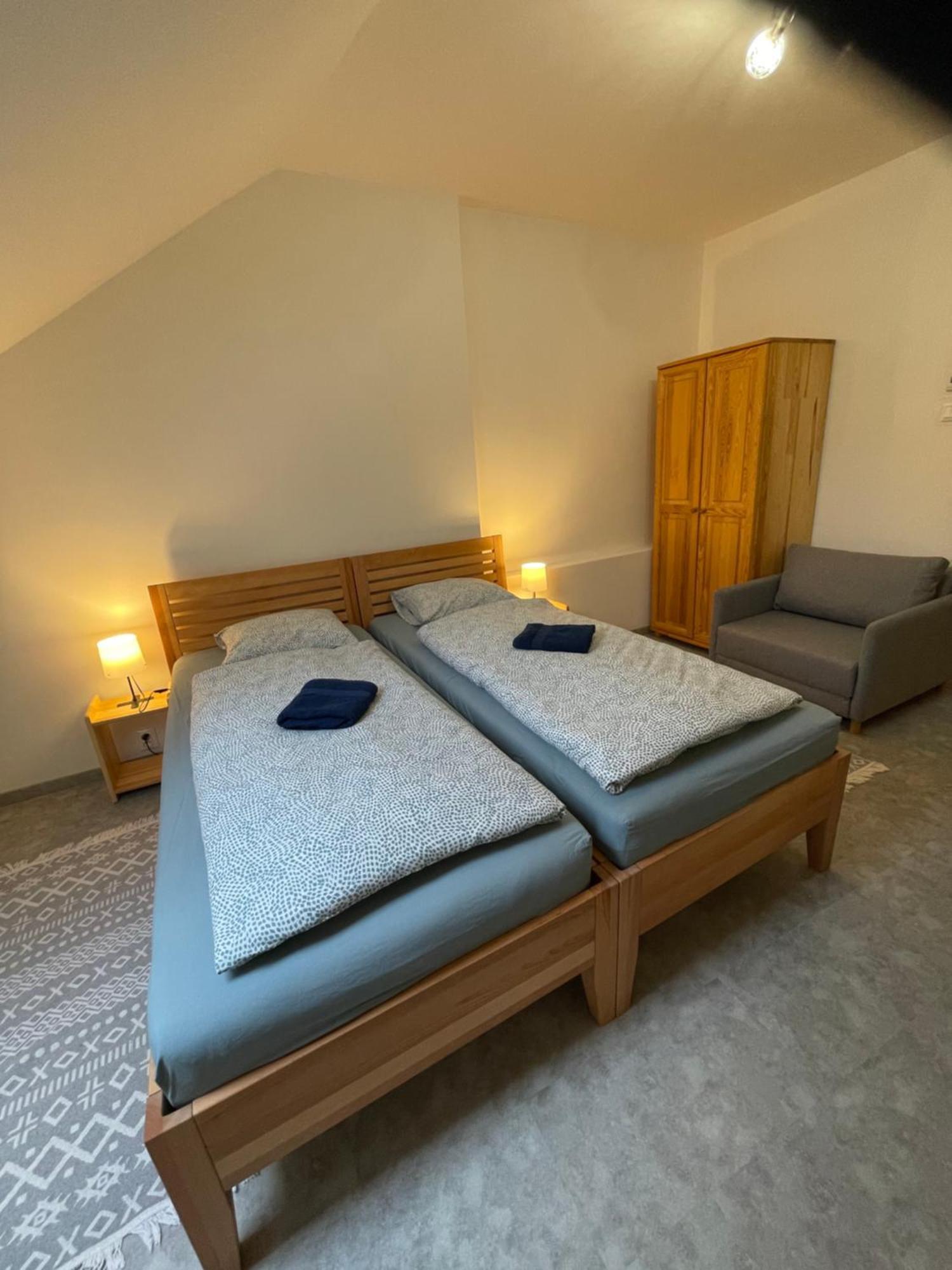 Gasthaus Zu Hause Vrbov Zimmer foto